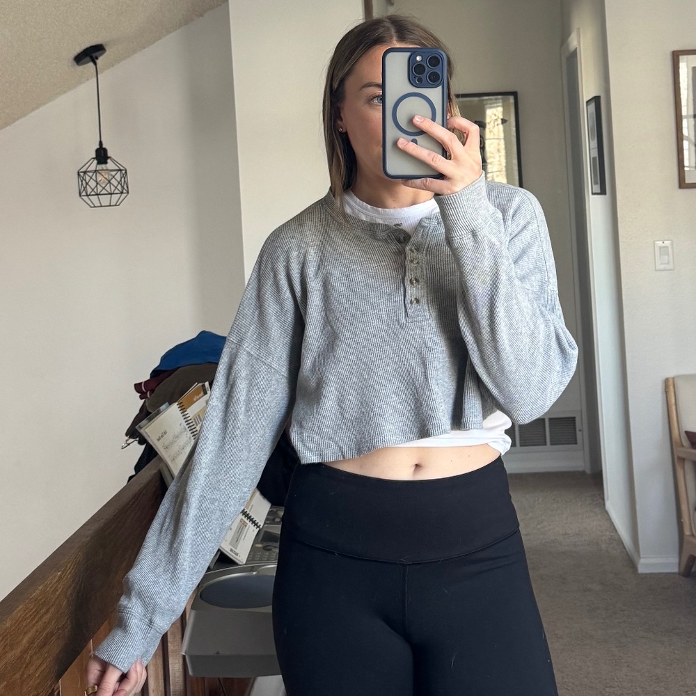 Gray textured crop long sleeve - size medium